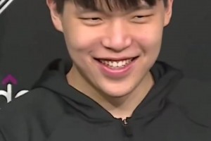 与队友相处的秘诀？杨瀚森：对他们笑伸手不打笑脸人