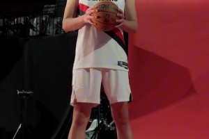 夏天苦练成果！杨瀚森媒体日拍摄定妆照，看起来确实结实了不少！