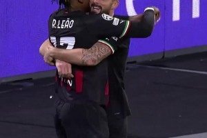 逆天滞空！C罗的头球艺术