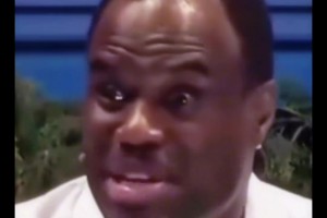 亲民！詹姆斯此前中国行与大学生球迷同场比赛 展示素质暴力劈扣