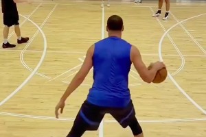 伤愈这么久了，克莱的右腿还是明显细一圈