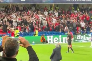 穆里尼奥走向底线，让本菲卡球迷不要向前本菲卡球员恩佐扔东西