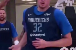 恐怖臂展！状元弗拉格在球队训练营里连续帽队友！