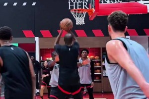 你俩训练二人转啊！小贾巴里点飞申京，再助攻KD中投命中