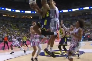 当年湖人反篮小王子！才24岁的霍顿-塔克在欧洲简直降维打击啊