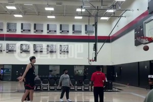 动作标准！杨瀚森队内训练加练罚球，稳稳命中