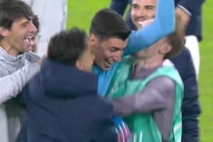 历史第一人！里尔门将一个点球扑出3次，赛后全队找他庆祝