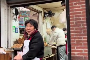 去年海港赛后高呼“奥斯卡留下” ，奥斯卡捂脸痛哭不止