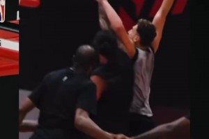 以牙还牙！昨天海王亚当斯被申京隔扣，今天立刻隔扣了回来！