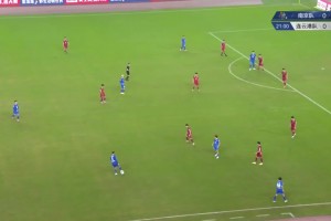 有点像那不勒斯包夹莱奥的架势！南京队远射高出横梁