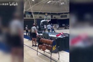 网友恶搞：第一人称视角，在NBA防库里大概就是这种感觉！