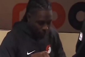 笑死~杨瀚森情商可以啊，跟大哥们一起谈笑风生！