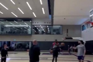 还是真爱！浓眉为湖人球迷球衣签名