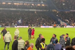 拼尽全力！赛后罗伯逊在工作人员搀扶下，一瘸一拐的离场