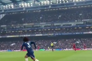 整场比赛库库雷利亚像猎豹一样盯着萨拉赫