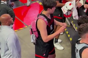 杨翰森这个签名手速得练练了 签这么认真你是真签不完