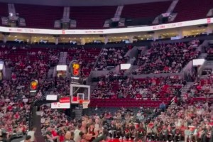 想啥呢？开拓者后卫居然想隔扣杨瀚森，被小杨大帽拒绝！