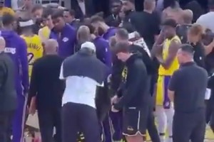 打高尔夫真的上瘾啊！暂停期间，老詹和里夫斯还讨论推杆动作