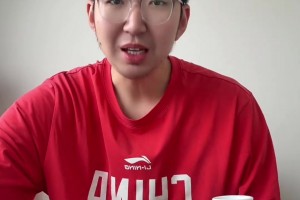 今日场上训练结束后，登哥还进行爬楼梯加练！