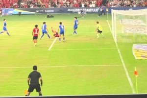 现场观众饱眼福了！实拍苏超南通队第4球：世界波+倒钩齐上阵