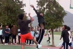 库里如何才能超越老詹成为历史第二人？徐静雨：已经超越不了了