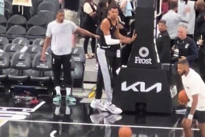 太轻松了吧，文班赛前表演胯下换手风车