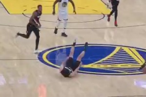 太紧张了？杨瀚森想扑防追梦的传球，结果不小心把自己给绊倒了！