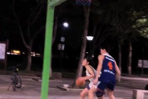 太有观赏性了！2011年威少参加杜兰特的慈善赛，全程天上飞