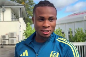 六亲不认的步伐！国家队训练中的快乐阿德耶米！