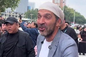 看看是谁来中国了？知道的是布冯，不知道的还以为是卖烧饼的