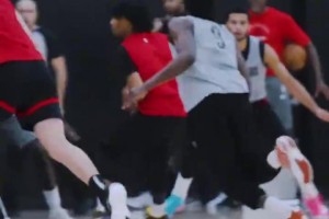 杨瀚森三分命中后，与助教撞胸庆祝！随后还调皮抢断了助教