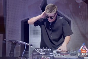 现在是郭舞王了哈！郭艾伦参加综艺的开场舞来了~