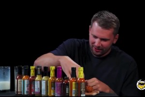 后空翻半场投篮，这个确实能吃互联网的饭