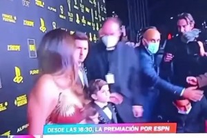 硬怼！主办方让安东内拉走开，梅西拉住把她留在了身边