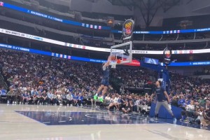 给现场球迷秀一下！莱夫利打板助飞弗拉格空接暴扣，大家都看嗨了