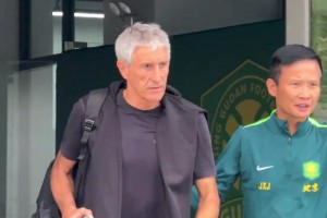 当超跑遭遇泥头车！网友：姆巴佩在邓弗里斯面前有理说不清