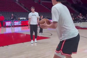 触底反弹？杨瀚森正在进行三分热身 今天扔进一个三分呗？