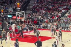 可惜没有算啊！哨响之后，杨瀚森来了一个非常帅气的反篮，这手活真的太好了！