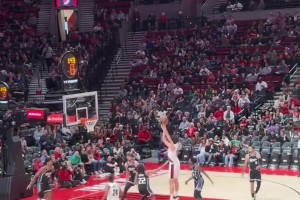 敢放空我？杨瀚森罚球线接球后，果断选择中距离跳投！稳稳打进！