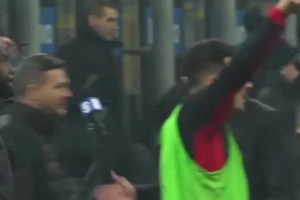 AC米兰战胜国米成功在联赛登顶，大家一起相拥庆祝的画面依然清晰