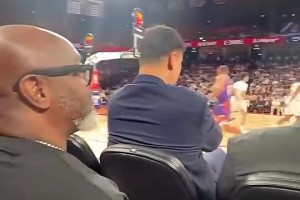 都被挡住了！球迷中国赛坐在姚明与奥胖身后，这还咋看啊