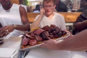 这肉看着可真香啊！巴特勒追梦小佩顿一起吃饭！