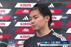 偶像！现场直拍：赛前小球童求抱抱，C罗欣然接受俯身满足要求！