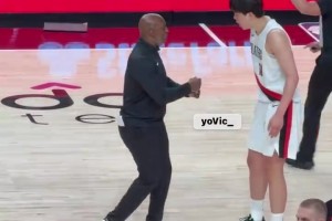 英语有长进啊！比卢普斯暂停单独指导，杨瀚森与其交流&点头附和