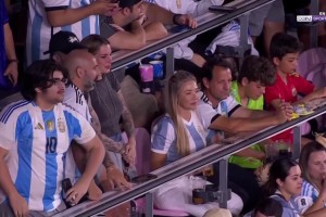 阿根廷友谊赛上惊现身材丰满的女球迷，这身材打几分