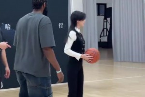 哈登：台球桌上打不过王思诺，篮球场上总可以吧？