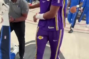 天空体育评述员高赞C罗️：极度自律，曼联没有给他足够尊重