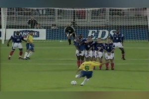 谁更厉害？小儒尼尼奥&卡洛斯&小罗无解任意球破门PK！