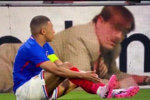 化身卓别林！名场面：姆巴佩和广告牌神同步，自己都被逗笑了！