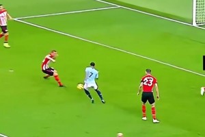 能控这么久也挺厉害！名场面：曼城禁区内20秒7脚传递无人射门~